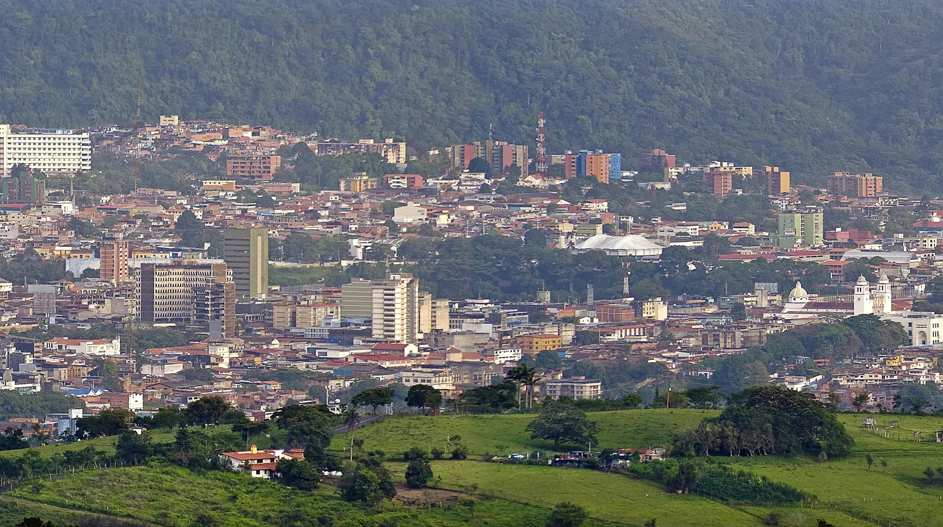 San Cristóbal vista desde el Balcón de las Nubes: la ciudad, la catedral y el cerro verde detrás